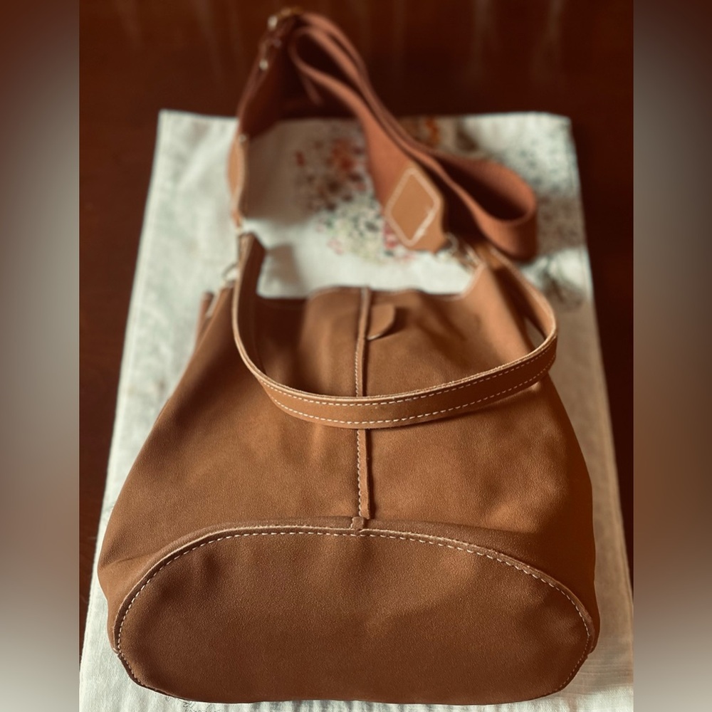 Hobo Brown Bucket Bag with Contrasting Stitching. NWOT - Picture 5 of 8